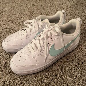 New Nike court borough low recraft. Big kids size 7.